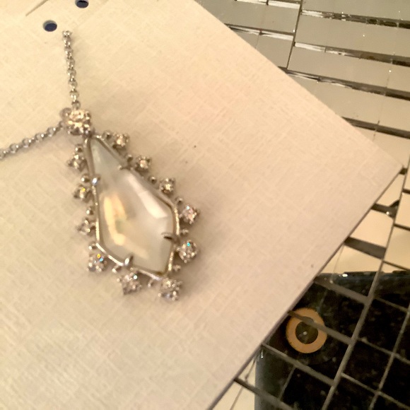 Beautiful mother of Pearl Kendra Scott necklace